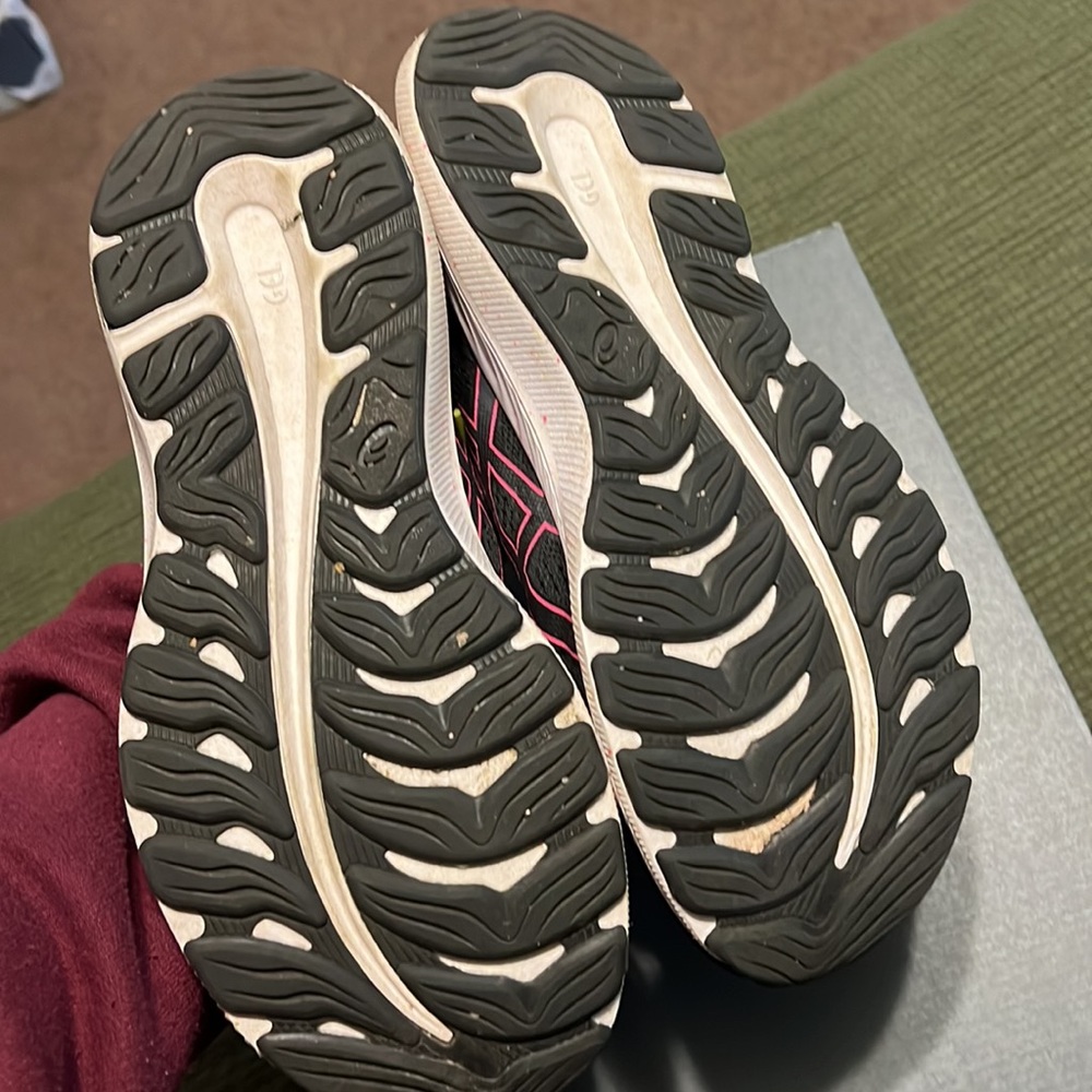 Like New Woman’s ASICS - Picture 4 of 5